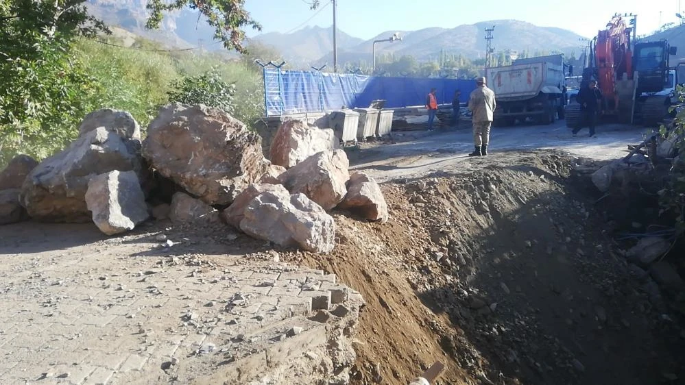 Gece çöktü, sabaha kadar onarıldı! Belediye Başkanı başından ayrılmadı